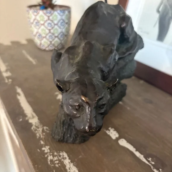Striking Large Prowling Panther/Cougar Sculpture on a Naturalistic Log Base - Picture 4 of 13